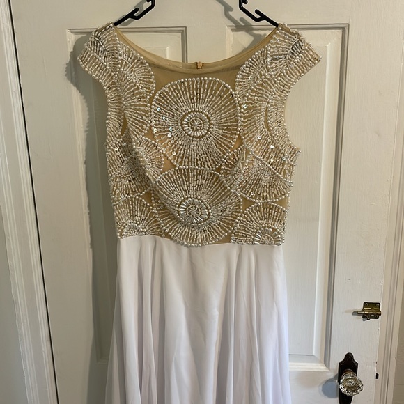 Wedding dress, never worn! - Picture 3 of 9